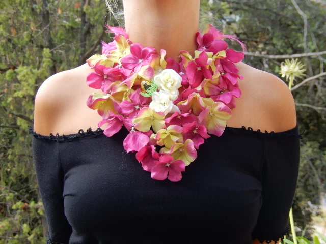 Plastron pluie de fleurs vertes et fuchsias