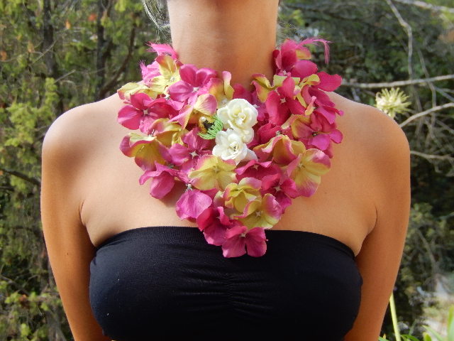 Plastron pluie de fleurs vertes et fuchsias