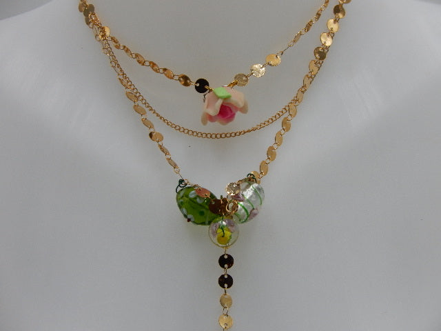 Collier rose et chaîne dorée