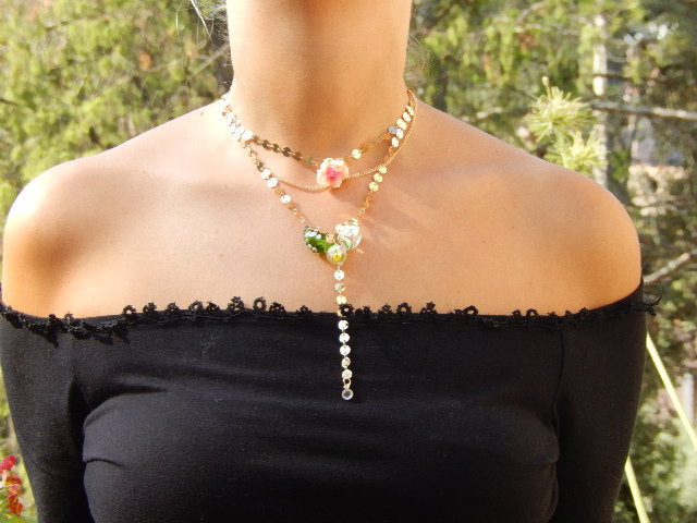 Collier rose et chaîne dorée