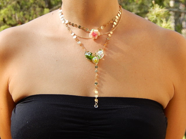 Collier rose et chaîne dorée