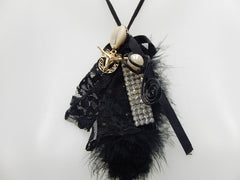 Collier pompons, fourrure et tête de buffle