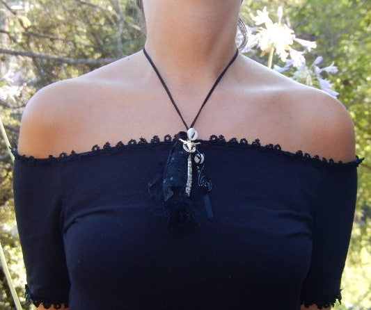 Collier pompons, fourrure et tête de buffle