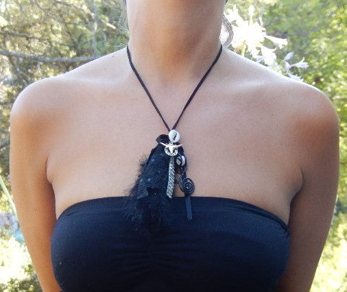 Collier pompons, fourrure et tête de buffle