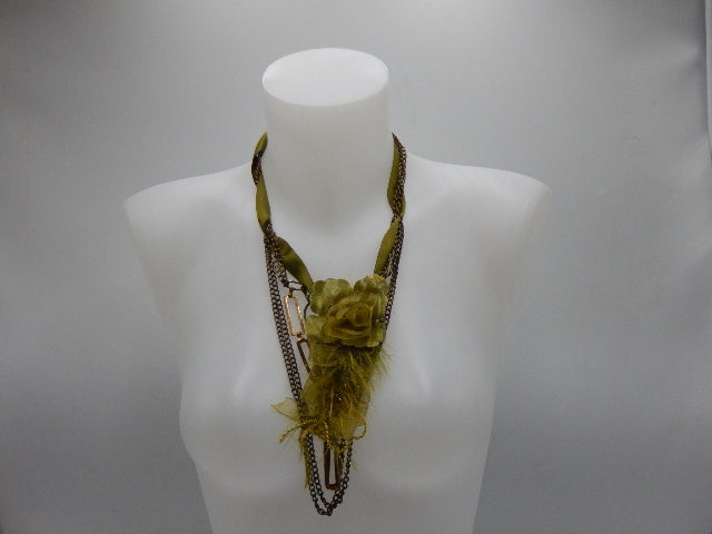 Collier chaînes et fleur verte