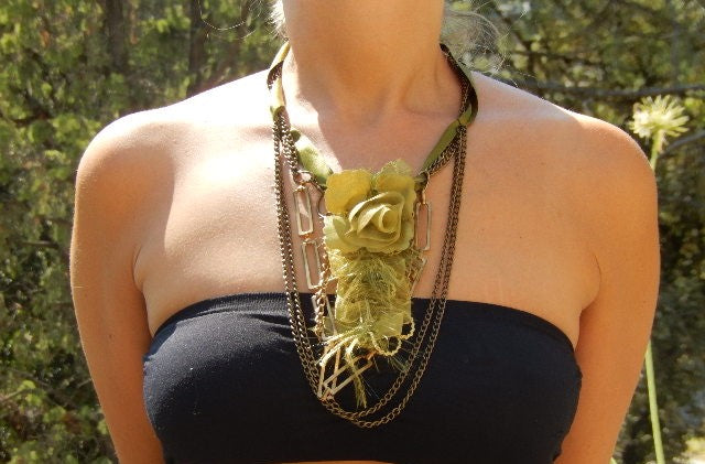 Collier chaînes et fleur verte