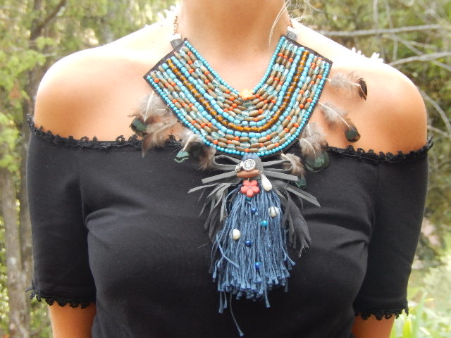 Plastron perles et plumes