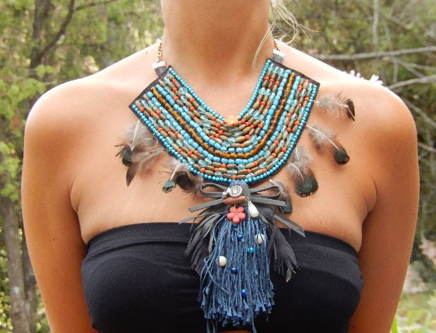 Plastron perles et plumes