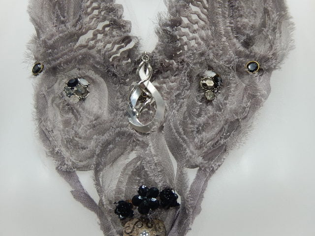 Plastron dentelle gris