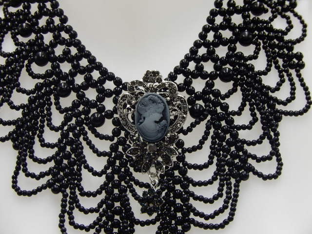 Collier en perles et camé