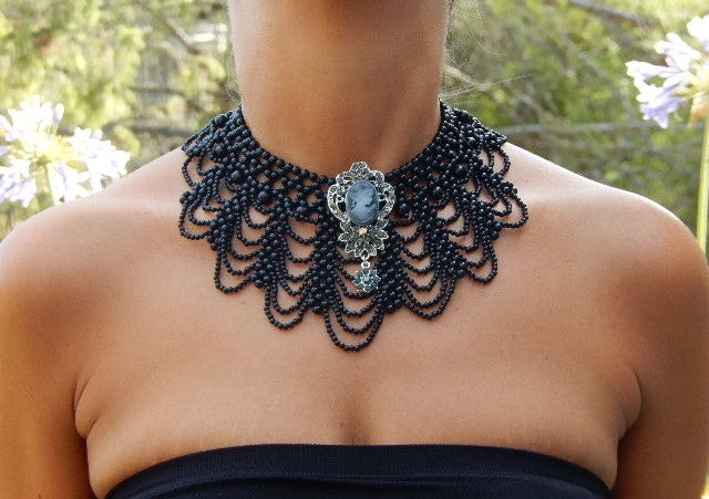 Collier en perles et camé