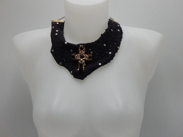 Plastron strass et croix