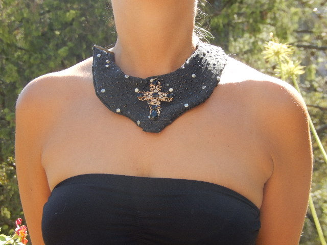 Plastron strass et croix