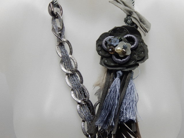 Sautoir gris plume et chaîne