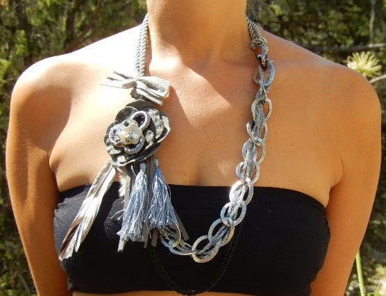 Sautoir gris plume et chaîne