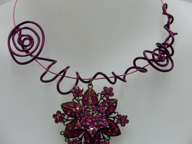 Collier fleur en strass rose