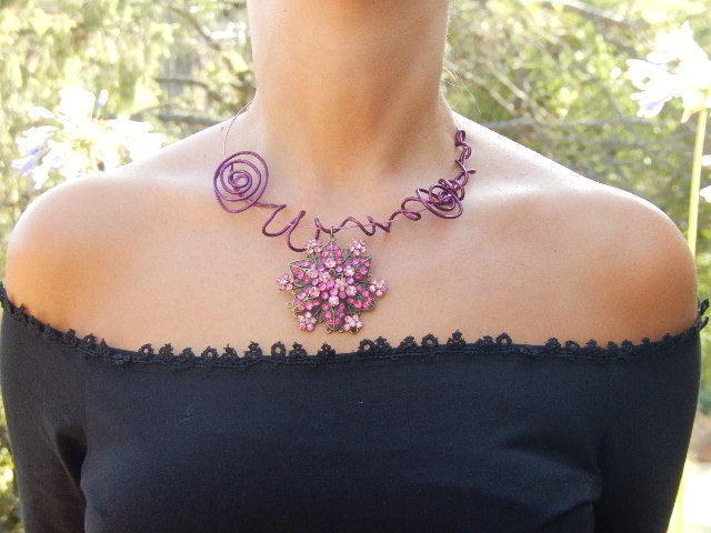 Collier fleur en strass rose