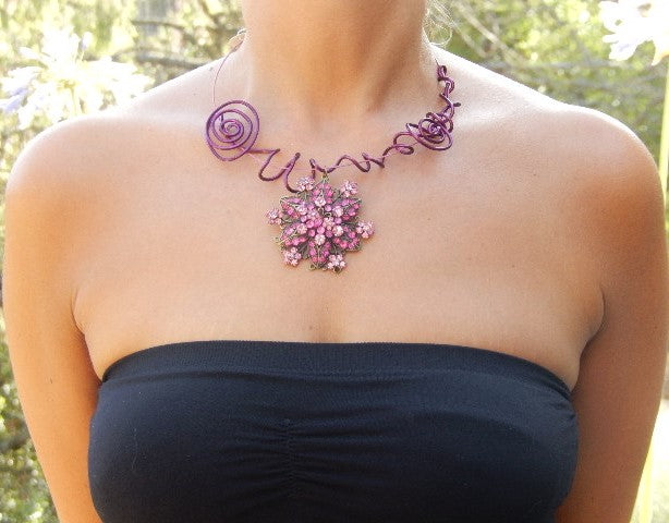 Collier fleur en strass rose