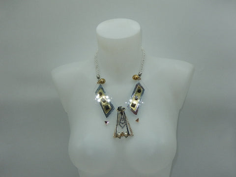 Collier en plexi