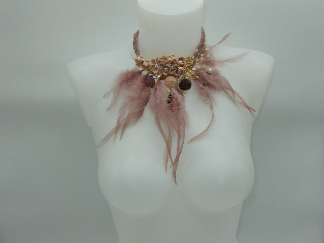 Collier plumes rose vieilli