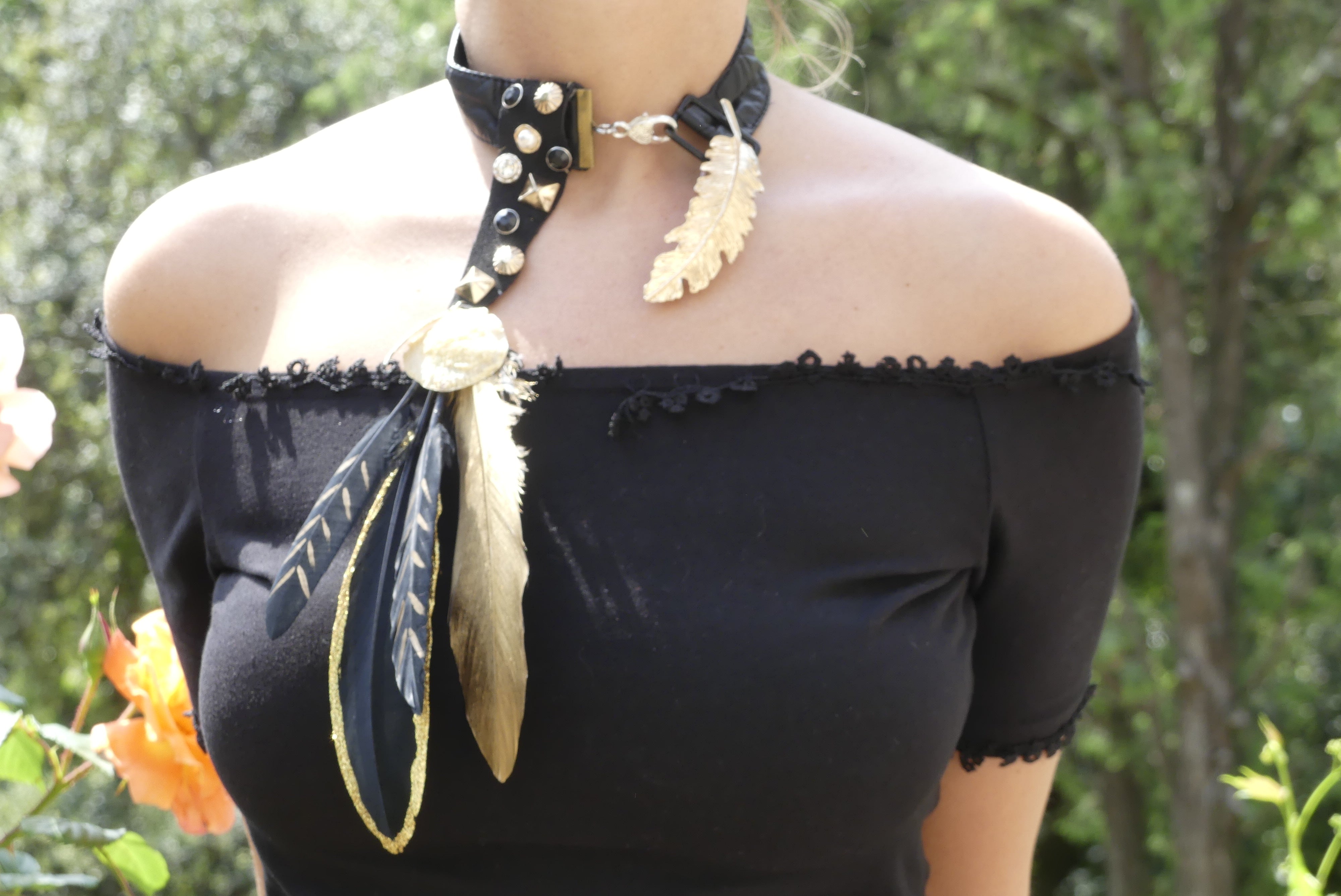 Collier asymétrique feuille dorée et plumes