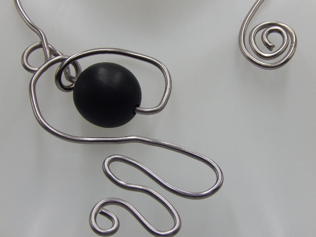 Collier boule noire