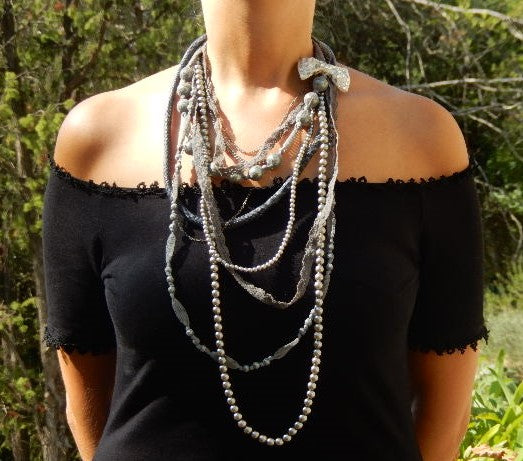 Sautoir gris perles et nœud