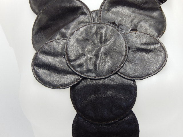 Plastron en cuir