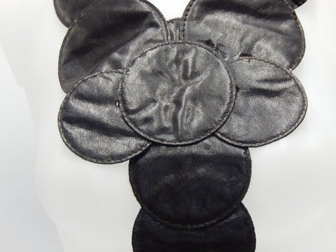 Plastron en cuir
