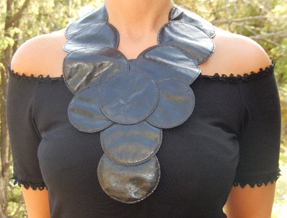 Plastron en cuir