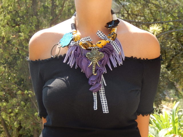 Collier éléphant violet et jaune