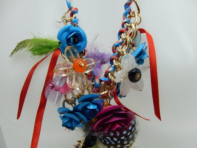 Collier fleurs métal et plumes