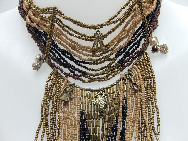 Collier lave
