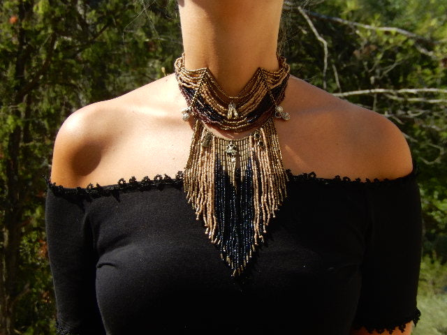 Collier lave