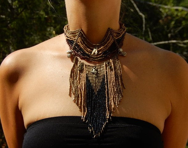 Collier lave